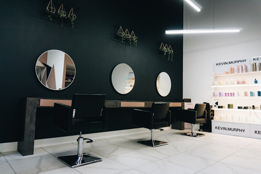 Leerer Friseursalon mit Stühlen und runden Spiegeln